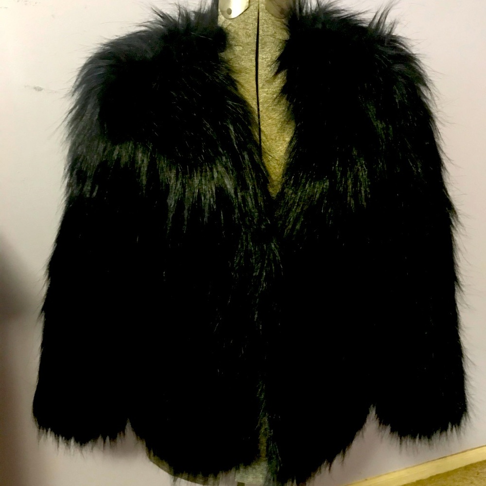 🍹Venus faux fur coat. Size M🍹